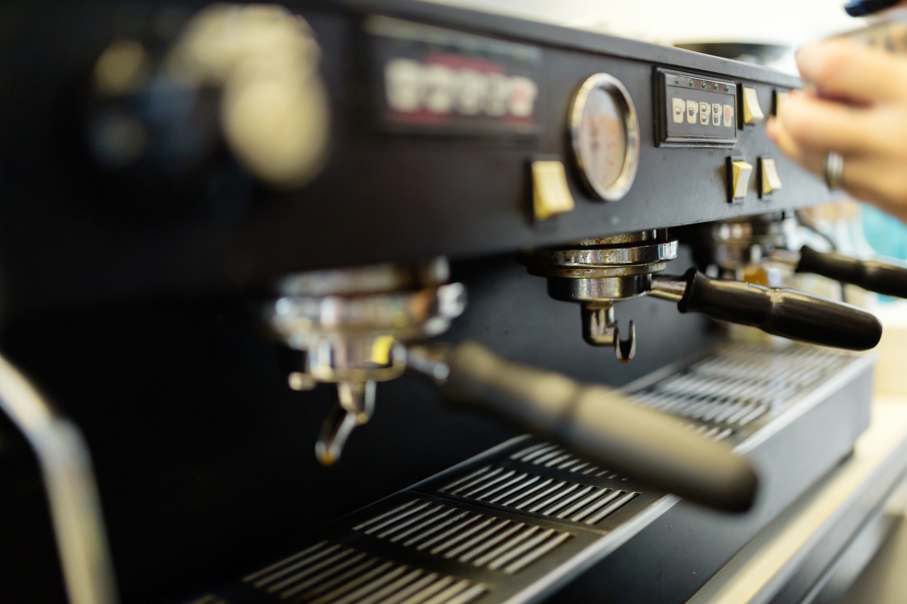 barista-making-fresh-coffee-with-machine-CKK538K